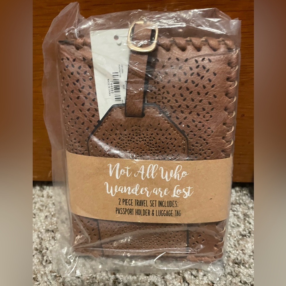 Francesca’s 2 Piece Not All Who Wonder Are Lost Travel Set NWT